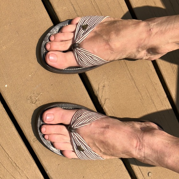 Roxy thong flips,pre-owned. Fabric uppers brown/white stripe. 7-7.5 size. Comfy! - Picture 2 of 5